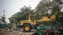 Untuk merobohkan dan membersihkan besi-besi bekas tenda pedagang, petugas mengunakan alat berat, Jakarta, (16/10/14). (Liputan6.com/Faizal Fanani)
