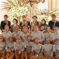 Penampilan dan pose kompak para menteri Jokowi di tasyakuran Kaesang dan Erina mencuri perhatian. YouTube/Presiden Joko Widodo.