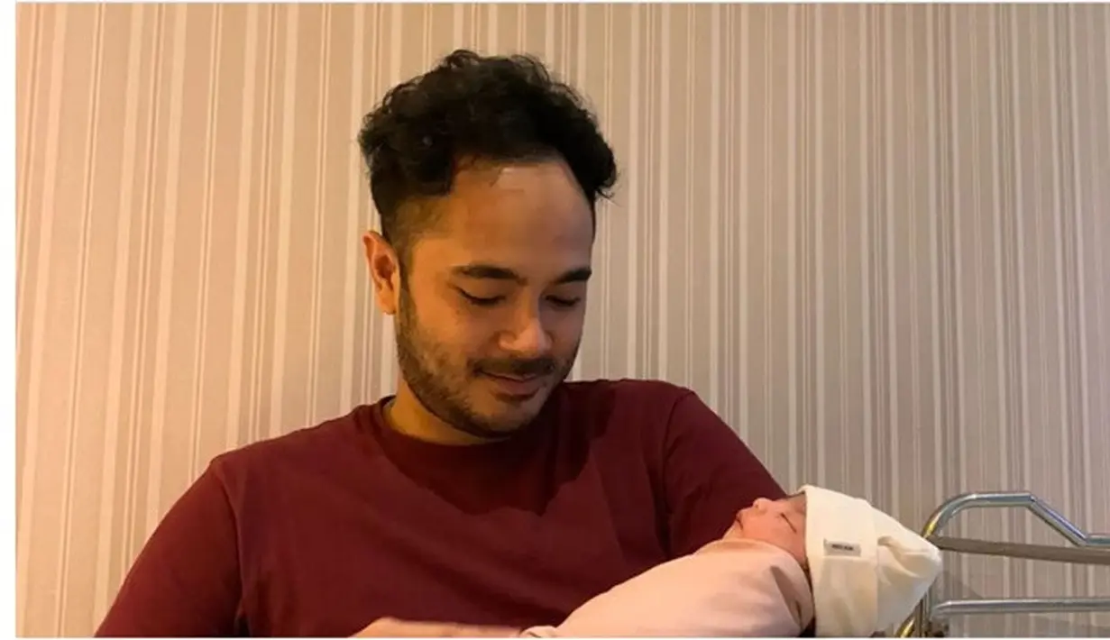 <p>Marthino Lio dan Delia Husein dikaruniai anak pertama berjenis kelamin perempuan. (Sumber: Instagram/marthinolio)</p>