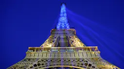 Sebuah foto menunjukkan Menara Eiffel di Paris diterangi dengan warna bendera nasional Ukraina, pada 9 Mei 2022. Memperingati Hari Eropa, Menara Eiffel memproyeksikan bendera Ukraina sebagai solidaritas untuk rakyat Ukraina di tengah invasi Rusia. (Ludovic MARIN / AFP)