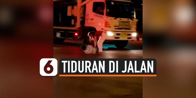 VIDEO: Ngambek ke Pacar, Pria Malah Tiduran di Jalan Raya