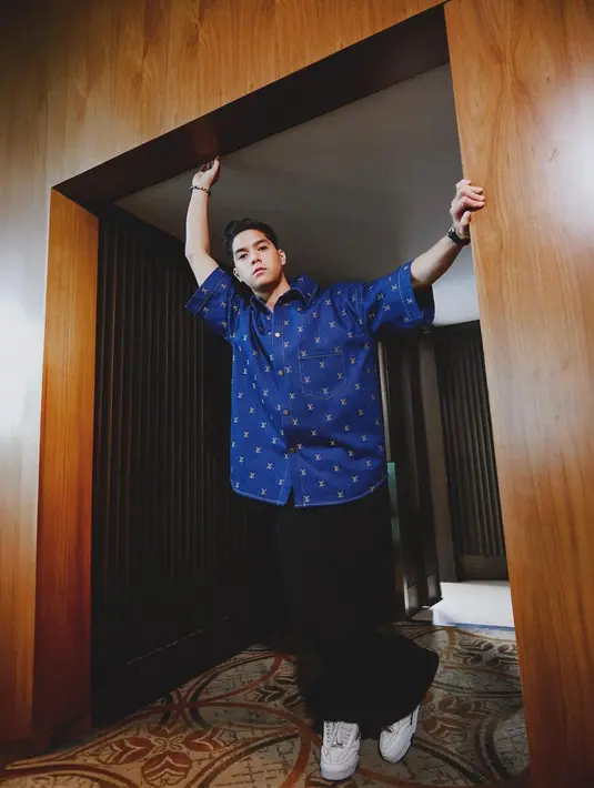 Al Ghazali tampil menawan dengan atasan denim bercorak yang oversized, dipadu dengan celana panjang hitam yang juga memiliki siluet oversized. [Foto: Instagram/alghazali7]