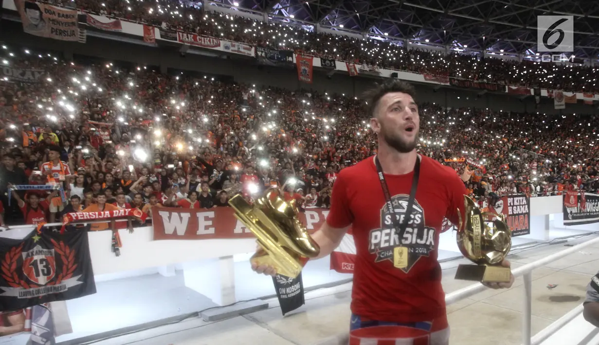 Striker Persija Jakarta, Marko Simic berselebrasi sebagai pemain terbaik usai laga final Piala Presiden 2018 melawan Bali United di Stadion Utama GBK, Senayan, Jakarta, Sabtu (17/2). Persija menang 3-0 atas Bali United. (Liputan6.com/Arya Manggala)