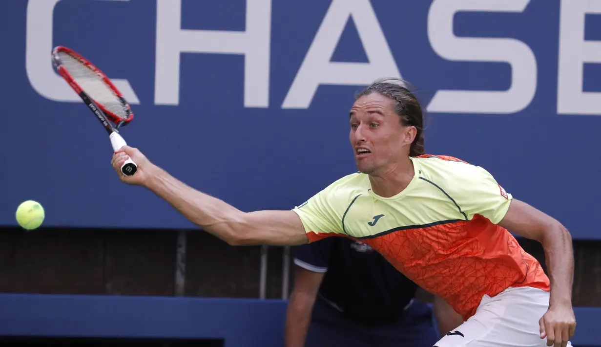 Petenis Ukraina, Alexandr Dolgopolov, mengembalikan bola saat bertanding melawan petenis Spanyol, Rafael Nadal,  pada turnamen AS Terbuka 2017 di New York, Senin (4/9/2017). Nadal menang 6-2, 6-4, 6-1 atas Alexandr Dolgopolov. (AP/Julie Jacobson)