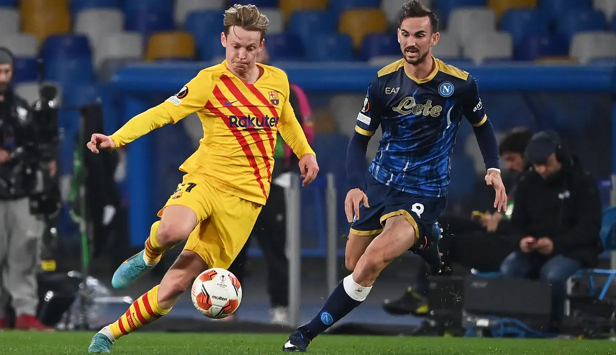 Gelandang Barcelona Frenkie De Jong berebut bola dengan gelandang Napoli Fabian Ruiz pada play-off fase gugur Liga Europa 2021/2022 di Stadion Diego Armando Maradona, Jumat (25/2/2022) dini hari WIB. Barcelona melaju ke babak 16 besar usai menang telak 4-2 di kandang Napoli. (ANDREAS SOLARO/AFP)