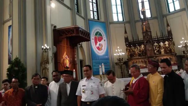 Gubernur DKI Jakarta Anies Baswedan berkeliling gereja jelang perayaan Natal Selasa (25/12/2018). (Istimewa)