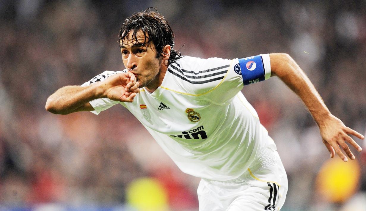 Raul Gonzalez - Kapten legendaris Real Madrid ini merupakan raja gol Liga Champions sebelum era Lionel Messi dan Cristiano Ronaldo. Salah satu personil Los Galaticos jilid I itu telah membukukan 66 gol bagi Real Madrid dalam 130 laga Liga Champions. (AFP/Javier Soriano)