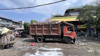 Di balik rutinitas Pasar Kopro, muncul pemandangan yang mengusik. Tumpukan sampah menggunung disertai aroma menyengat. (Liputan6.com/Nur Azmi Zain)