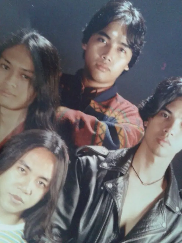 Bersahabat Sejak SMA, Ini 6 Potret Lawas Kebersamaan Ari Lasso dan Ahmad Dhani
