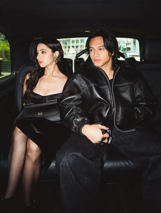 Sementara itu, Ameera Khan tampil ultra-femme dengan sentuhan glamour klasik. Ia mengenakan midi dress satin hitam dengan potongan fitted yang membentuk siluet tubuh secara elegan.  [@jefrinichol].