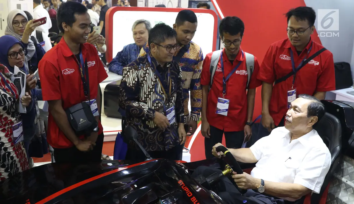 Menko Bidang Kemaritiman, Luhut Binsar Panjaitan (tengah) mencoba mobil buatan mahasiswa ITS pada Indonesia Electric Motor Show (IEMS) 2019 di Jakarta, Rabu (4/9/2019). IEMS 2019 merupakan pameran khusus kendaraan listrik pertama di Indonesia yang digelar BPPT. (Liputan6.com/Helmi Fithriansyah)