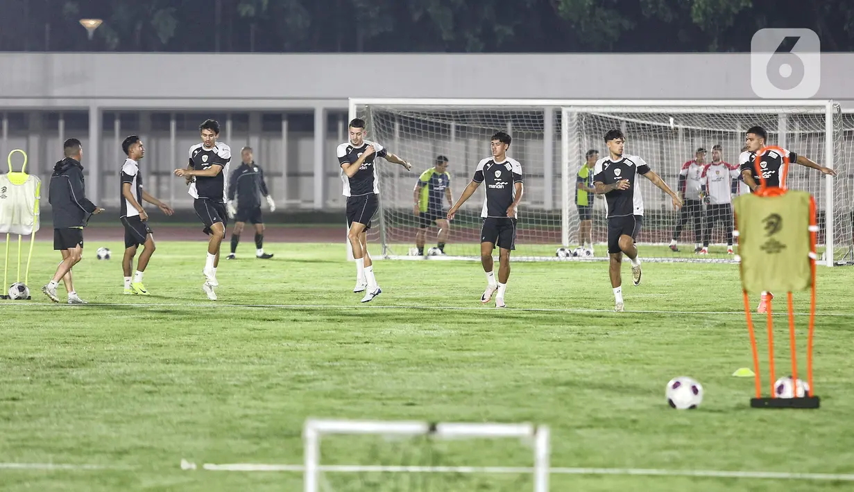 Sesi latihan diawali dengan berkumpul di tengah lapangan, lalu pelatih fisik memberi arahan untuk sesi pemanasan selama lima menit. (Liputan6.com/Angga Yuniar)