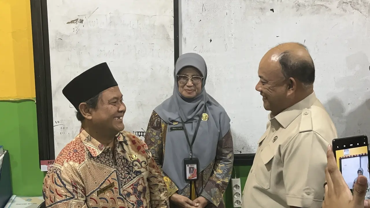 Kepala Badan Gizi Nasional (BGN), Dadan Hindayana saat mengunjungi SDN 01 Kalibaru, Cilincing, Jakarta Utara (Jakut).