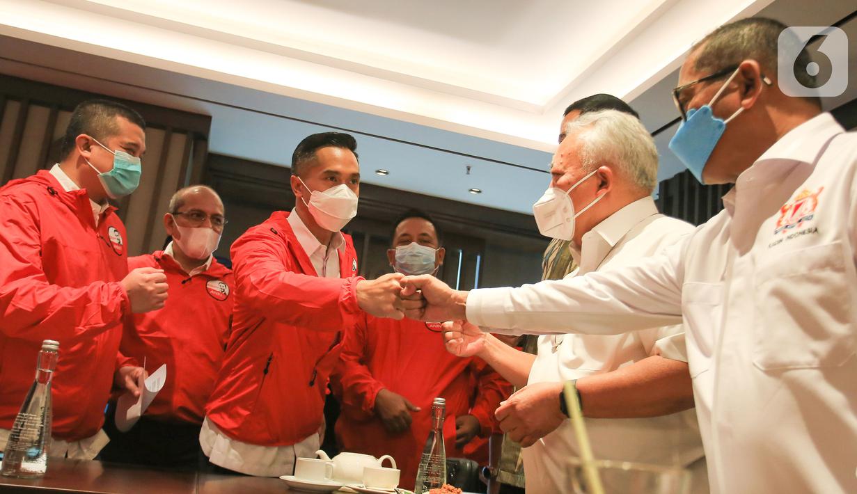 Berkas pendaftaran dan syarat adminitrasi diterima Ketua
Streering Commitee Munas Kadin Benny Sutrisno. Sebelum mencalonkan diri, Anin telah berkeliling ke seluruh provinsi untuk berdialog dengan jajaran pengurus Kadin daerah. (Liputan6.com/HO/Alwi)