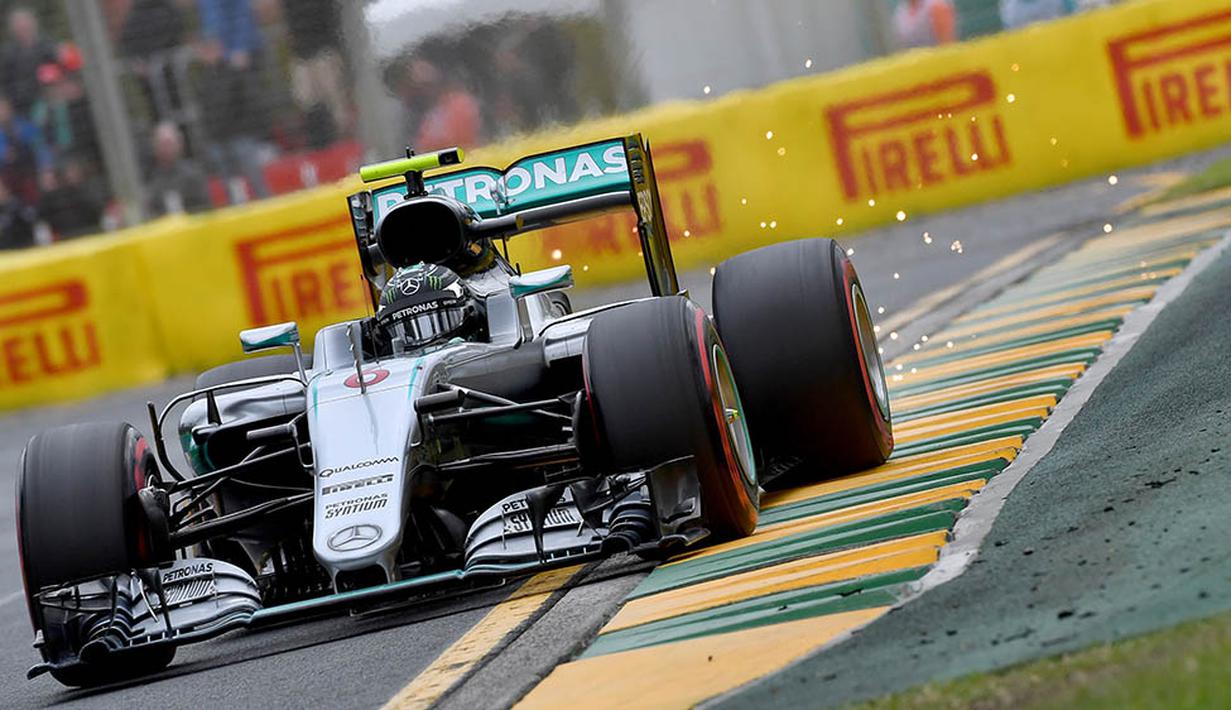  Pebalap Marcedes, Nico Rosberg, menjalani kualifikasi GP Australia di Sirkuit Albert Park, Melbourne, Sabtu (19/3/2016). Catatan waktu Nico pada kualifikasi ini berada pada peringkat kedua dengan waktu 1 menit 24,197 detik. (AFP/Paul Crock)