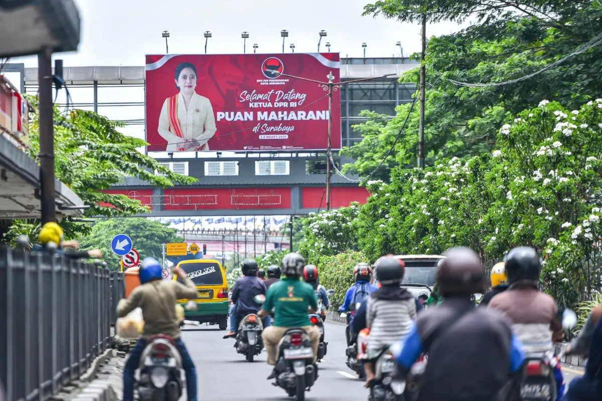 Baliho menyambut kedatangan Puan Maharani di Surabaya. (Dian Kurniawan/Liputan6.com)