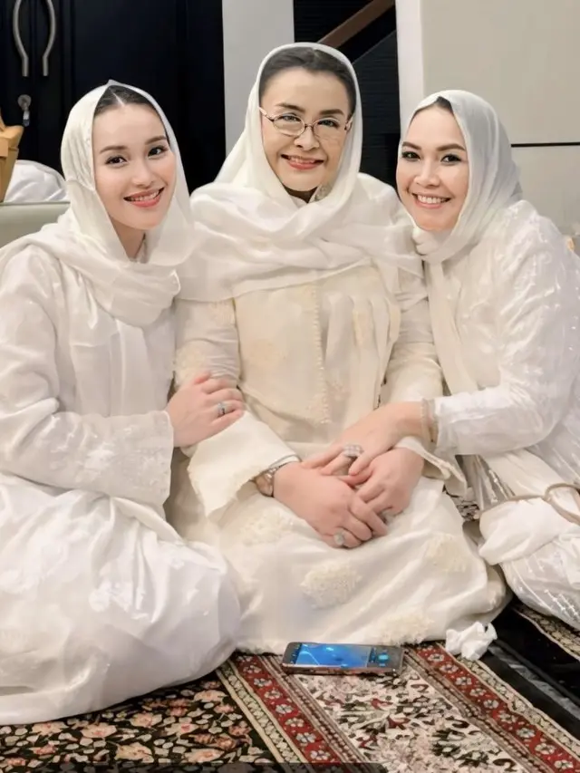 Gaya Kerudung Ayu Ting Ting Saat Pengajian. [@ayutingting92]