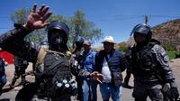 Polisi menahan pendukung mantan Presiden Evo Morales yang memblokir jalan untuk mencegah Morales menghadapi penyelidikan kriminal atas tuduhan pelecehan terhadap anak di bawah umur saat menjabat, di Parotani, Bolivia, 1 November 2024. (AP)