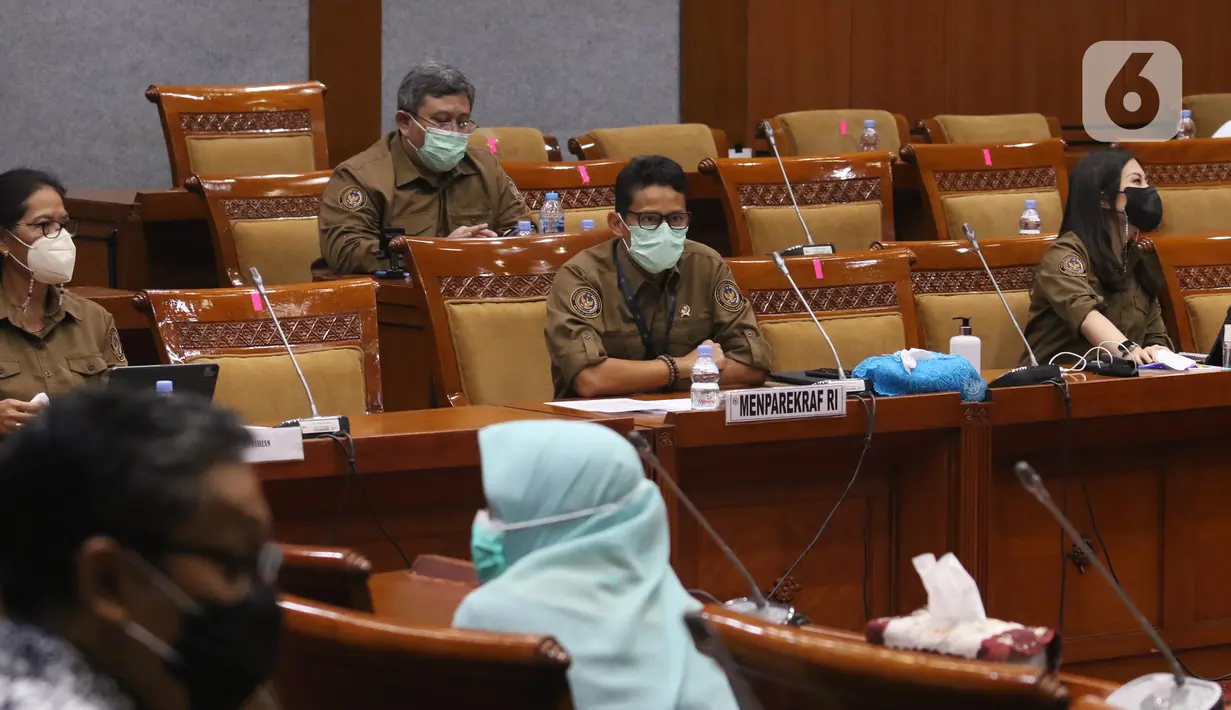Menteri Pariwisata dan Ekonomi Kreatif Sandiaga Uno didampingi Wakil Menteri Anggela Herliani Tanoesoedibjo mengikuti Rapat Kerja dengan Komisi X di gedung DPR RI, Jakarta, Kamis (14/1/2021). Rapat beragendakan program program unggulan Kemenparekraf. (Liputan6.com/Angga Yuniar)