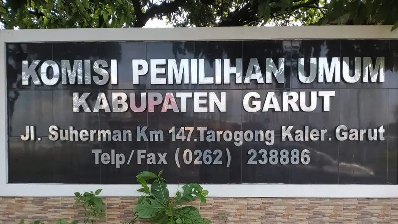 Kantor KPUD Garut, Jawa Barat segera membuka perekrutan petugas PPK dan PPS, yang akan bertugas pada Pilkada serentak 2024 November mendatang. (Liputan6.com/Jayadi Supriadin)