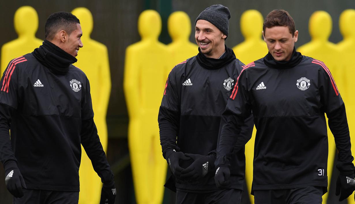 Pemain Manchester United, Chris Smailing bercanda dengan Zlatan Ibrahimovic saat berlatih di kompleks latihan dekat Carrington, Manchester, Selasa (21/11/2017). MU akan melawan Basel pada lanjutan Liga Champions. (AFP/Paul Ellis)