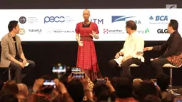Menteri Komunikasi dan Informatika Rudiantara (dua kanan) didampingi Kepala Badan Ekonomi Kreatif Triawan Munaf (kanan) berinteraksi dengan robot Sophia dalam dialog internasional CSIS di Hotel Borobudur, Jakarta, Selasa (17/9/2019). (merdeka.com/Iqbal Nugroho)