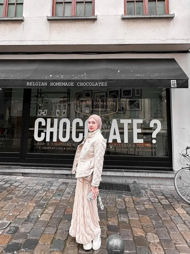 6 Gaya Berhijab Selebgram Adinda Amira, Inspirasi Busana Pastel yang Lembut