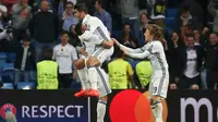 Penyerang Real Madrid, Alvaro Morata melakukan selebrasi bersama rekan-rekannya usai mencetak gol penentu kemenangan Real Madrid atas Sporting Lisbon di Liga Champions grup F di Stadion Santiago Bernabeu, Madrid, Spanyol (15/9). (REUTERS/Susana Vera)