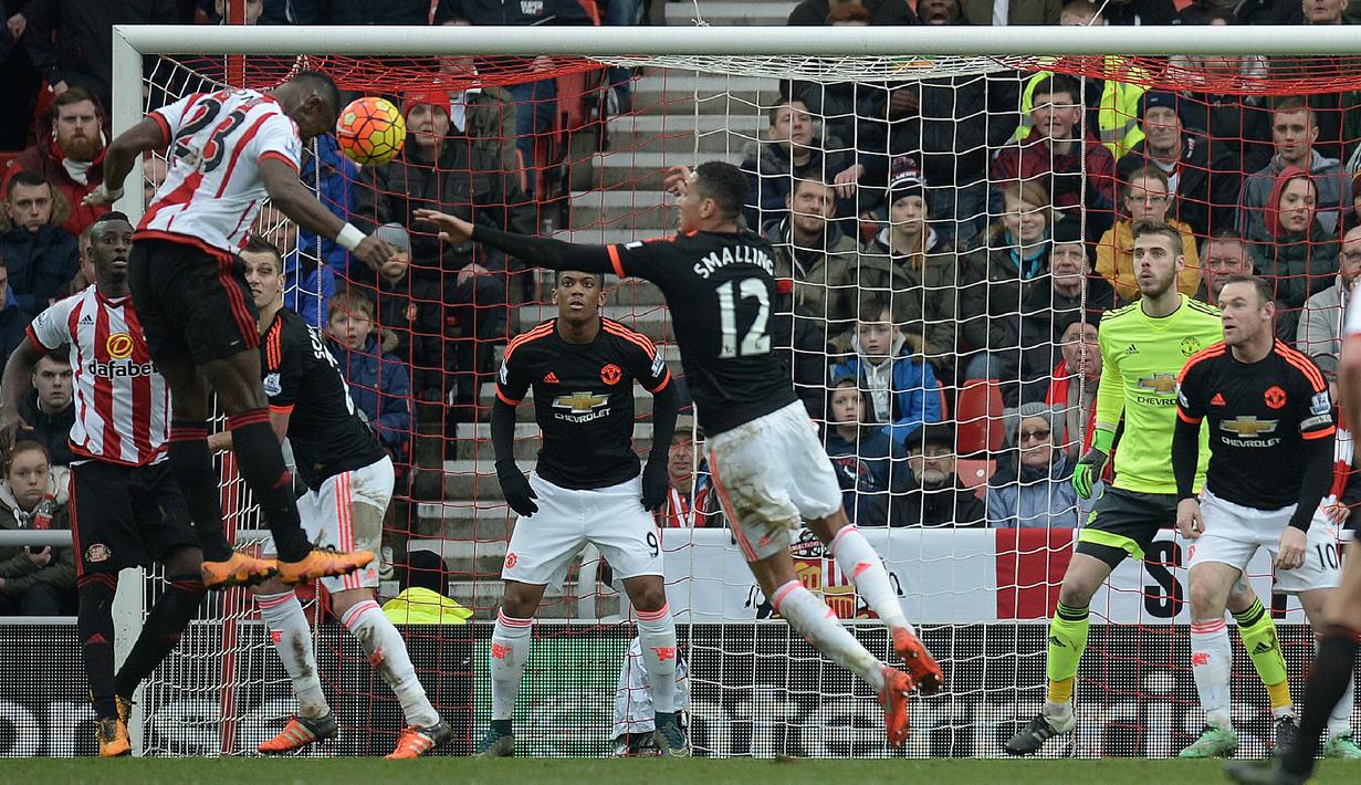 Pemain Sunderland, Lamine Kone, menyundul bola yang berujung gol bunuh diri kiper MU, David de Gea, dalam laga Liga Inggris di Stadium of Lights, Sunderland, Sabtu (13/2/2016) malam WIB. (AFP/Oli Scarff)