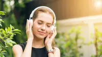 Ilustrasi Mendengarkan Musik Credit: pexels.com/Tirachard