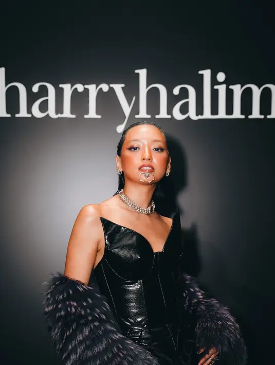 Asmara Abigail tampil dramatis dengan corset top dramatis dan rok panjang beraksen transparan. Dipadu dengan outer berbulu [@snap.nuel]