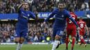 Gelandang Chelsea, Pedro, merayakan gol yang dicetaknya ke gawang Watford pada laga Premier League di Stadion Stamford Bridge, London, Sabtu (21/10/2017). Chelsea menang 4-2 atas Watford. (AFP/Ian Kington)