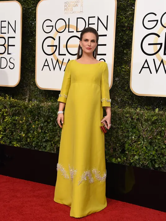 Penampilan aktris Natalie Portman di karpet merah acara penghargaan Golden Globe Awards 2017 di California, AS, Minggu (8/1). Natalie Portman hadir dalam balutan gaun kuning bersiluet lurus dari rumah mode Italia Prada. (AFP PHOTO/Valerie MACON)
