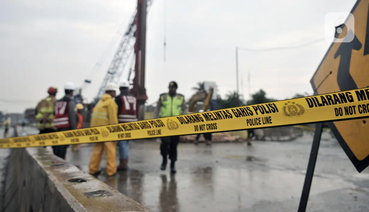 Garis polisi terpasang di sekitar lokasi semburan gas PGN di proyek Tol Dalam Kota rute Pulogebang-Kelapa Gading, Cakung, Jakarta, Kamis (12/3/2020). Semburan gas yang terjadi sekitar pukul 10.00 WIB tersebut akibat proyek penggalian mengenai pipa distribusi PGN. (merdeka.com/Iqbal Nugroho)