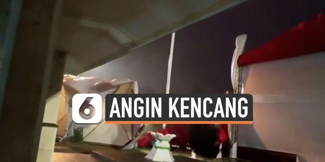 VIDEO: Detik-Detik Tenda Terbang Tersapu Angin di Ngawi