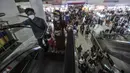 Kerumunan warga saat berkunjung untuk membeli pakaian di Blok A Pasar Tanah Abang, Jakarta, Minggu (2/5/2021). Berbeda pada tahun lalu, kali ini pengunjung Pasar Tanah Abang membeludak drastis jelang Hari Raya Idul Fitri meski masih berada di tengah pandemi Covid-19. (merdeka.com/Iqbal S Nugroho)