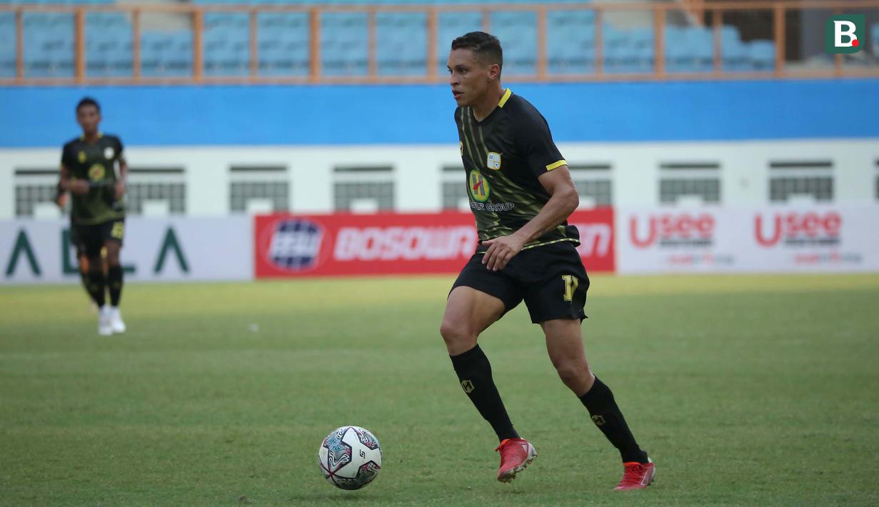 Rafael Gomes de Oliveira punya skill tinggi. Kelebihannya, dia bisa jadi gelandang serang, sayap maupun striker. Dia sudah memberikan 2 gol dan 3 assist. Dia bukan wajah baru di sepak bola Indonesia. Rafinha sebelumnya bermain untuk Persela Lamongan musim 2019 silam. (Bola.com/Ikhwan Yanuar)