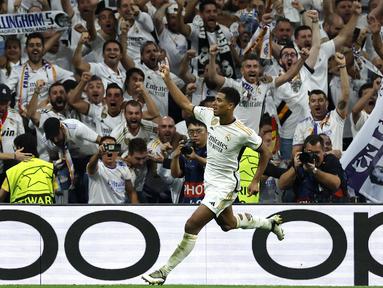 Jude Bellingham sukses memimpin daftar pencetak gol terbanyak di Liga Spanyol 2023/2024 hingga pekan ke-15. Ia tercatat telah melesatkan 11 gol dalam 13 penampilannya di liga. Berkat penampilan gemilangnya, Bellingham juga sukses membawa Real Madrid memimpin klasemen sementara musim ini dengan raihan 38 poin. (AFP/Oscar Del Pozo)