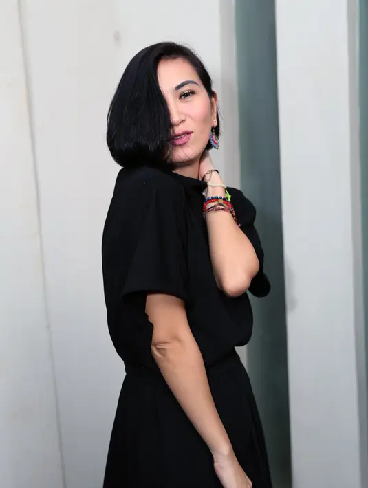 "Habis nikah senang pastinya akhirnya terlewat resepsi itu. Resepsi itu paling depresi buat wanita, senyum-senyum, salam-salam. Mikirin catering abis apa nggak," ungkap Jennifer. (Wimbarna/Bintang.com)