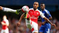 Aksi pemain Arsenal Theo Walcott saat laga Arsenal vs Chelsea di Stamford Bridge, Sabtu (19/9/2015). Chelsea keluar sebagai pemenang dengan skor 2-0. (Reuters/ John Sibley)