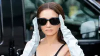 Vera Wang Pakai Bra Kerucut Hitam Jelang Ultah ke-77
