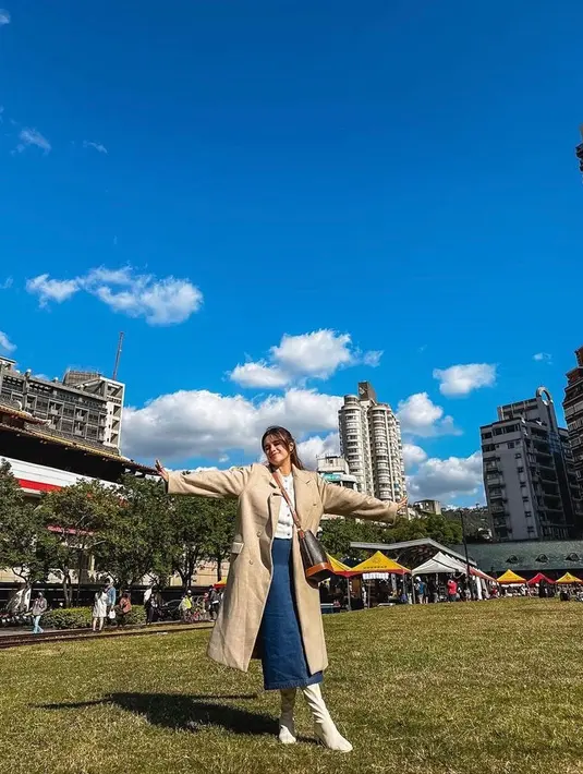 Di Taiwan, Maudy Ayunda kerap tampil dengan outfit layering. @audimarissa.