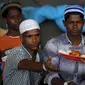 Para pengungsi etnis Rohingya saat menerima makanan di tempat penampungan, Kuala Langsa, Aceh (25/5/2015). Pemerinta RI mengalokasikan bantuan sebesar Rp 2,3 Miliar untuk pengungsi Rohingya yang berada di Aceh. (Reuters/Darren Whiteside)