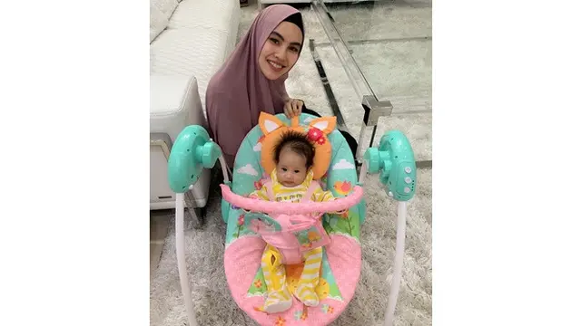 Ajak Bayinya Umrah, Ini 5 Momen Kartika Putri Asuh Buah Hati