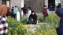Warga Palestina mengunjungi makam kerabatnya usai melaksanakan salat Idul Fitri 1446 Hijriah di kamp Nuseirat, Jalur Gaza tengah pada 30 Maret 2025. (Eyad BABA/AFP)
