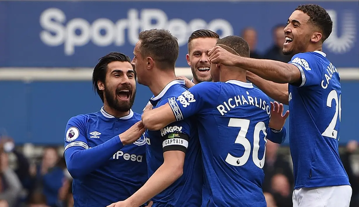 Perayaan gol yang dicetak kapten Everton, Phil Jagielka pada laga lanjutan Premier League yang berlangsung di Stadion Goodison Park, Liverpool, Minggu (7/4). Arsenal kalah 0-1 kontra Everton. (AFP/Oli Scarff)