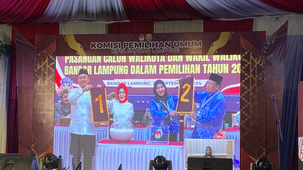 Tayangan streaming aplikasi youtube KPU Bandar Lampung pengundian nomor Paslon walikota dan walikota. Foto : (Liputan6.com/Ardi).