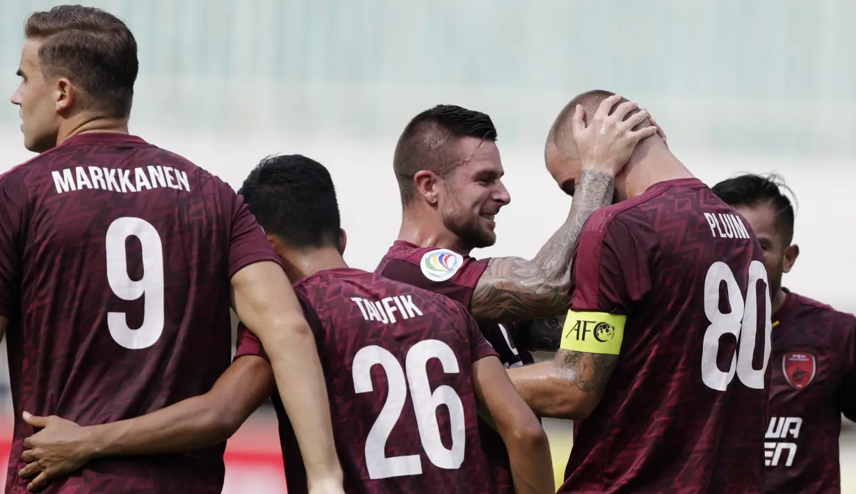 Para pemain PSM Makassar merayakan gol yang dicetak Wiljan Pluim ke gawang Lao Toyota FC pada laga Piala AFC 2019 di Stadion Pakansari, Bogor, Rabu (13/3). PSM menang 7-3 atas Lao. (Bola.com/M. Iqbal Ichsan)