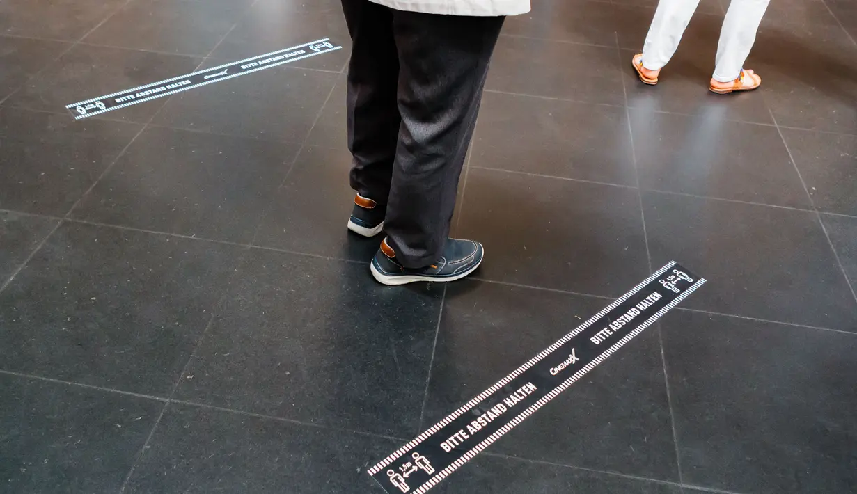 Orang-orang menjaga jarak di bioskop di Berlin, Jerman (19/7/2020). Pada 2 Juli lalu, otoritas Berlin telah mengizinkan bioskop kembali dibuka asalkan mematuhi langkah-langkah pencegahan COVID-19, termasuk membatasi jumlah penonton dan menerapkan jarak fisik antarpenonton. (Xinhua/Binh Truong)