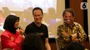 Menkominfo Rudiantara (kanan) mendengarkan paparan pada acara Girls Takeover 'Sehari Jadi Menteri' yang digelar Yayasan Plan International Indonesia di kantor Google Indonesia, Jakarta, Kamis (10/10/2019). Rudiantara mengaku mengapresiasi program tersebut. (Liputan6.com/HO/Ijal)